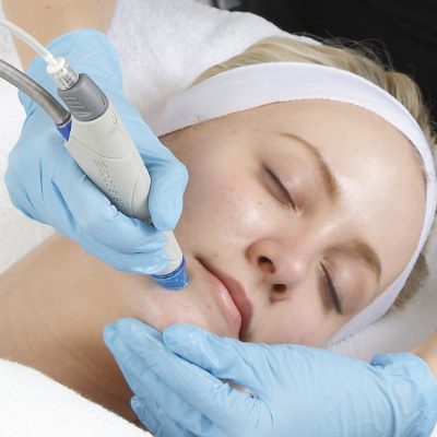 Aparat Hydrafacial pentru hidrodermoabraziune, utilizat în tratamente de curățare și rejuvenare facială